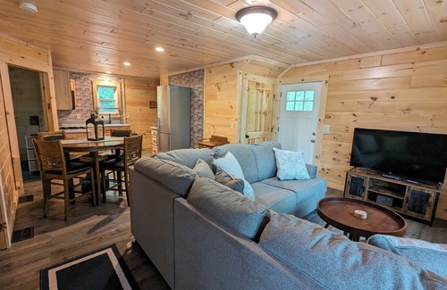 Hawks Cabin | Up North Cabin Lakefront Pet Friendly Fish Hunt