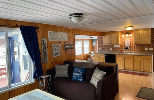 Hope Cottage | Up North Retreat - hot tub - pool table -kayaks- yard games- arcade