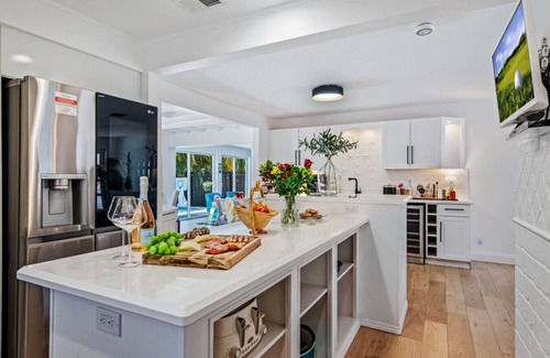South Palm Park Neighborhood Association House | Update house with heated pool 5 min to beach