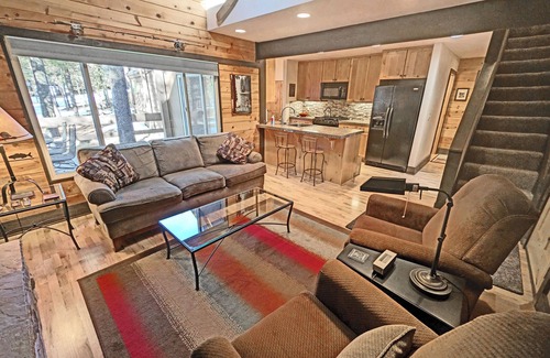 Sunriver Cabin | Updated 2/2 + loft Cabin with Rec Passes, Hot Tub - POL10