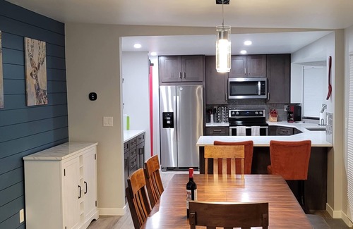 Sunriver House | Updated 2bd/2ba. Walk to Village, dog friendly, SHARC passes.