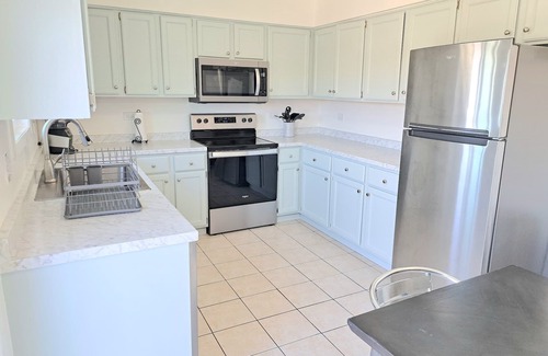 Roselle Apartment | Updated 2bdrm Condo - Walk to Train!