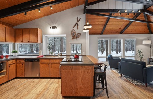 Sunriver House | Updated and Classy! Pickleball, SHARC, Fireplace, Backs to Sunriver Forest
