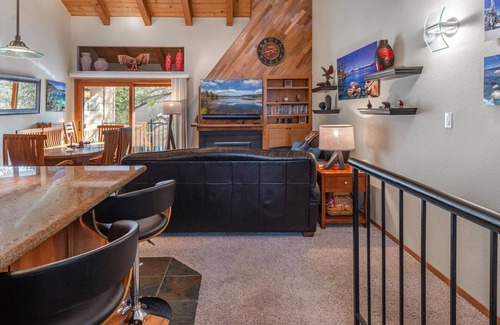 Carnelian Woods Condo | Updated and Lovingly Appointed Lofted Townhome