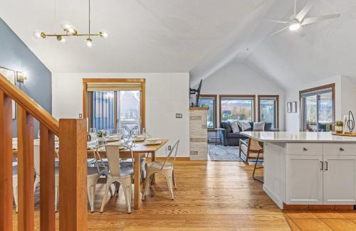 Canmore Apartment | UPDATED Attractive Downtown Condo! Sleeps 10, Hot Tub, Mountain Views managed by Little Sister Getaways