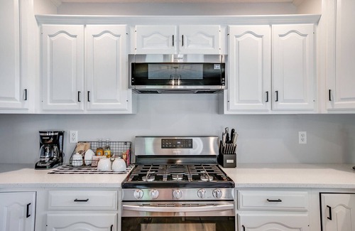 Manteno House | Updated , bright, and modern Manteno Home close to parks