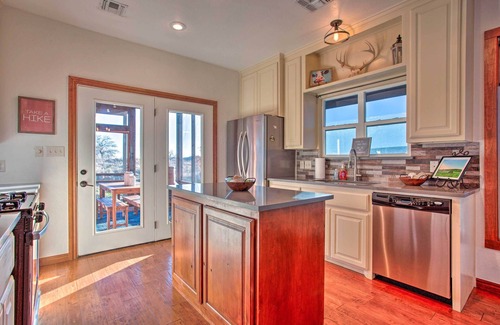 Medicine Park Cabin | Updated Cabin w/360-Degree Mtn View: 1 Mi to Lake