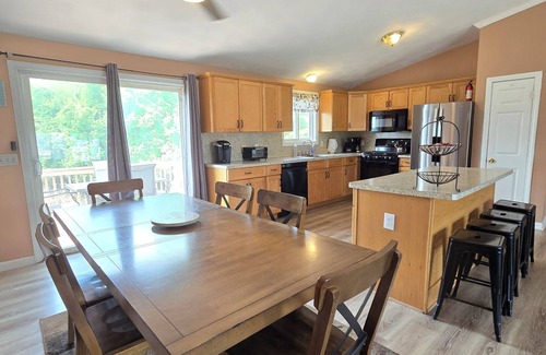 Eastward Look House | Updated Central A/C 6 Bd Rm 3 ba Home Sleeps 12 Scarborough Beach walking dist.