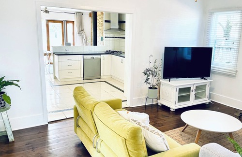 Canadian House | Updated Cottage on Large Sunny Block, 5 mins to town