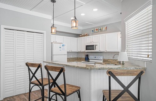 Holiday Isle Condo | Updated Destin Beach Walk Condo Quick Beach Access Sandpiper Cove Unit 9102