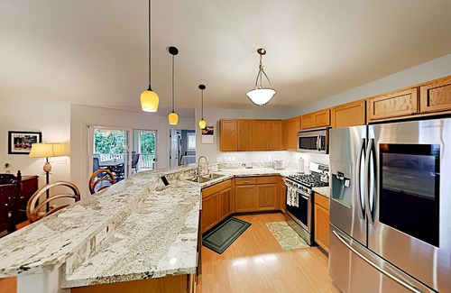 Honokaa House | Updated Family Home w/Lanai, private washer & dryer, WiFi, enclosed yard