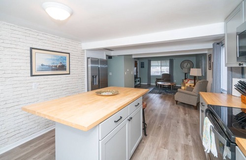 Marine City Cottage | Updated home viewing Belle River Canal
