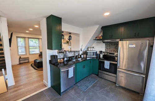 Worthington House | Updated Modern 2-BR Townhouse