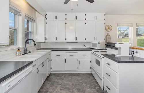 Dickson Other | Updated Modern Farmhouse Near Downtown Dickson!