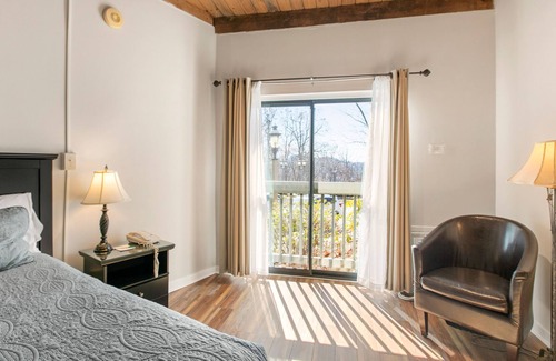Wintergreen Apartment | Updated Mountain Inn studio - accommodates 2.