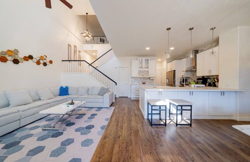 Spring Valley House | Updated premium Townhouse minutes away from strip and airport