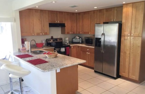 Downtown House | Updated,Sunny Cottage🌴near famous beaches🏝half mile to Downtown