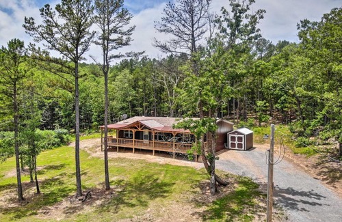 Tuskahoma House | Updated Tuskahoma Cabin with Fire Pit and Deck!