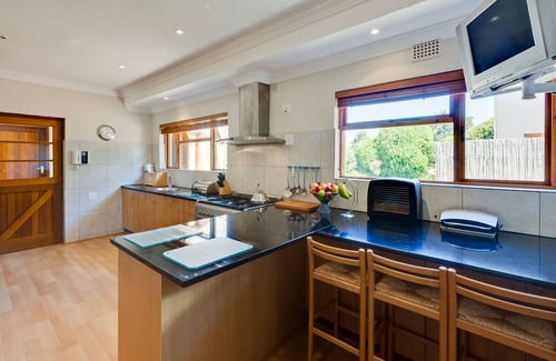 Constantia Villa | Upmarket Tuscan Villa sleeps 12 With Heated pool & Jacuzzi