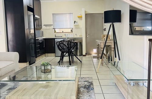 Greater Johannesburg Metropolitan Area Apartment | Upmarket warm and cozy sanctuary