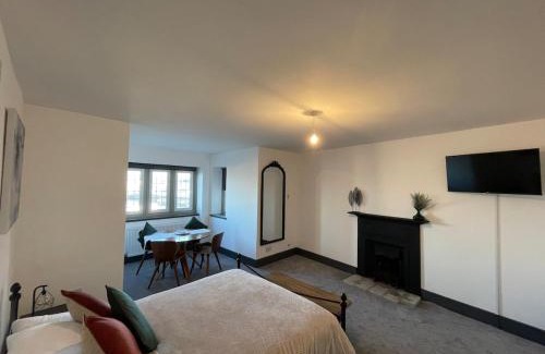 Holyhead Apartment | Upper Harbour Watch