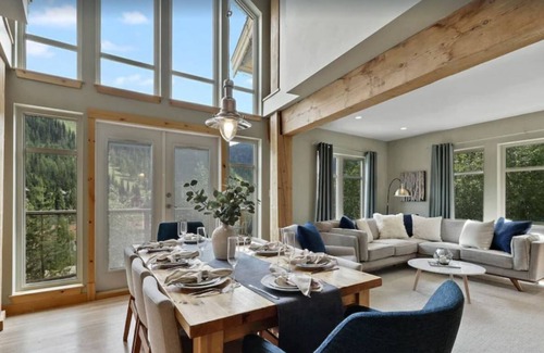 Sunburst Estates Ski Chalet | Upper House, Close to ski lifts and ALL amenities, fully equipped