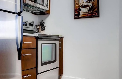 Hudson Exchange Apartment | Upscale 1BR | Full Kitchen | Washer-Dryer | by GLS
