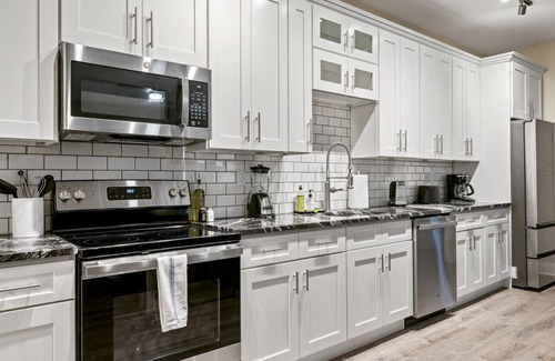 East Liberty Apartment | Upscale 2BR suite ~ Free Parking & Walkable!