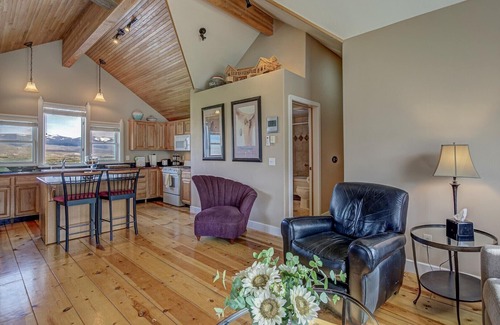 Salmon Apartment | Upscale Apartment with Panoramic Views