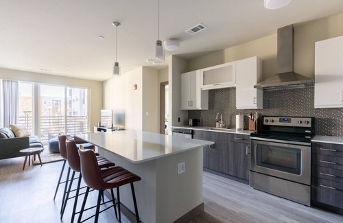 Burlington Apartment | Upscale Burlington 2BR w/Gym & W/D, nr Dining & Shops, by Blueground