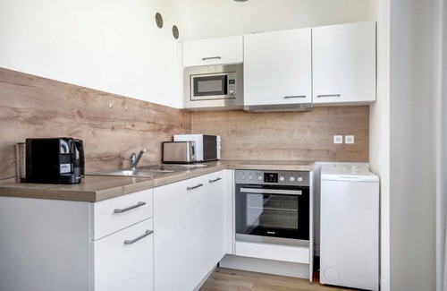 Halensee Apartment | Upscale Charlottenburg Studio nr Adenauerplatz, by Blueground