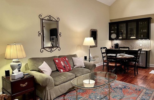 Oxford Condo | Upscale Condo Right on The Square!