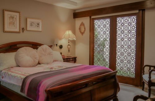 Loja Bed & Breakfast | Upscale, contemporary, & holistic, to ensure your stay is relaxing & carefree.