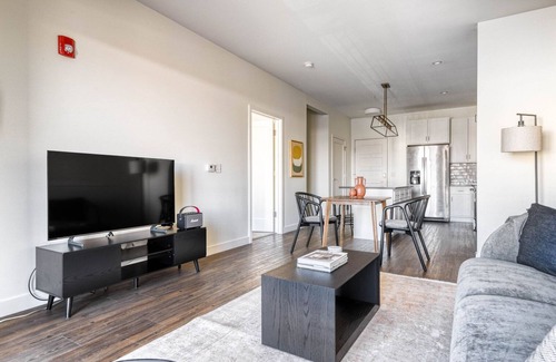 Elmhurst Apartment | Upscale Elmhurst 1BR w/Lounge, Pool & Gym nr Metra, by Blueground