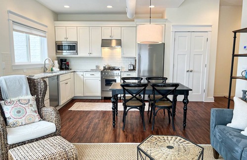 Harbor Springs Condo | Upscale Flat w/Private Ent on Main St. 2BD/1BA + AC, Wifi, Rooftop Deck