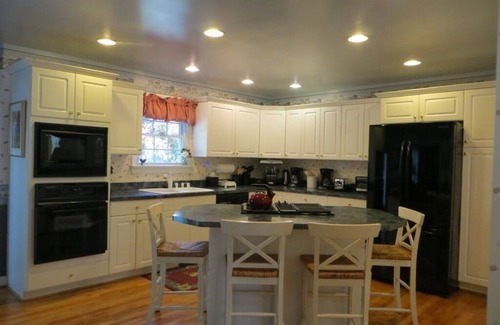 Eastport House | Upscale home with parking for 4 cars in driveway. Walk to downtown.