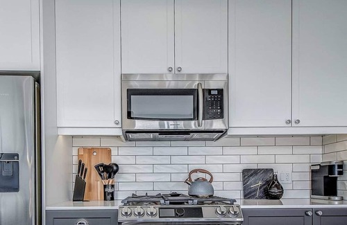 Sunnyside Condo | Upscale Industrial Condo with Patio near LRT