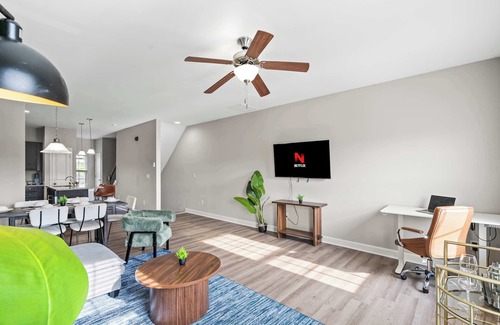 Pineville House | Upscale King 3BR Townhouse in Pineville!