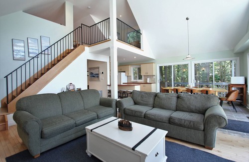 Springwater Cottage | Upscale lakefront cottage on private lake