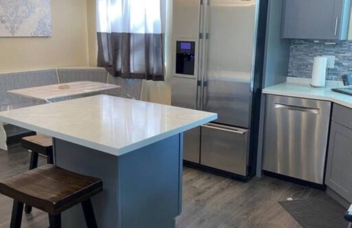 Kingsgate House | Upscale Modern Private Cottage
