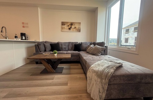 Niagara Falls House | Upscale Niagara Falls Getaway BRAND NEW HOME Stylish 4BR Retreat w/Parking