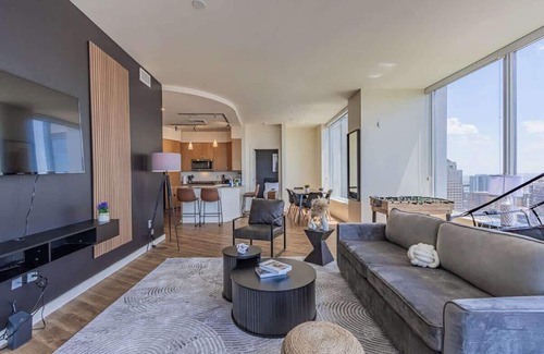 Downtown Phoenix Apartment | Upscale PHX Stay | Pool,Gym,Balcony,W/D,Parking