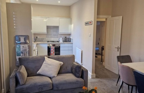 Earlsfield Apartment | Upscale private 2 x double bedroom apartment with sofa bed, kitchen and bathroom