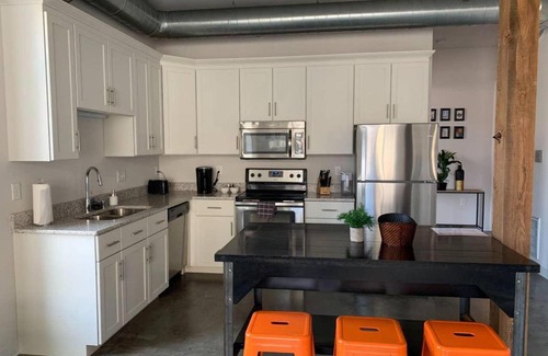 Milwaukee Apartment | Upscale Riverfront 2BR Apt