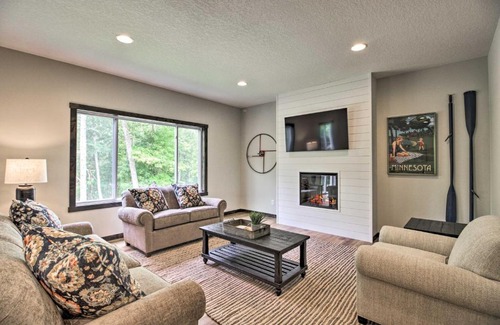 Lake Shore House | Upscale Townhome in Causeways on Gull Resort!