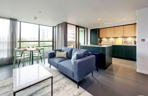 Poplar Apartment | Upscale two-bedroom home in a Brutalist Setting