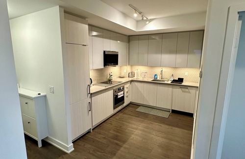 Oakville Condo | Upscale Urban Retreat | 2BR/2BA Corner Condo | Longterm Booking 30+ days only