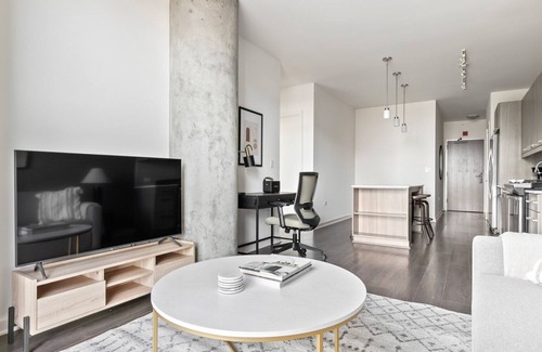 West Loop Apartment | Upscale West Loop 1BR w/W/D, Gym & Lounge, nr L, by Blueground