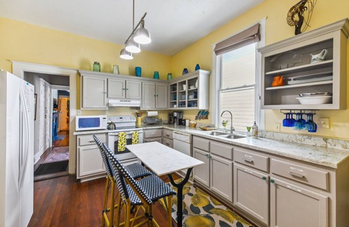 Irish Channel House | Uptown double near shopping, restaurants and bars!