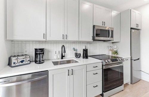 Kingfield Apartment | Urban 1BD Escape mins to DT w Gym, Wifi & Balcony